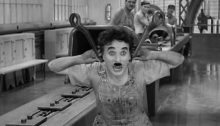 In foto: Charlie Chaplin nel film "Modern Times"