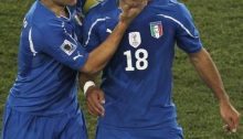 Capitan Cannavaro consola Quagliarella dopo la disfatta del 2010